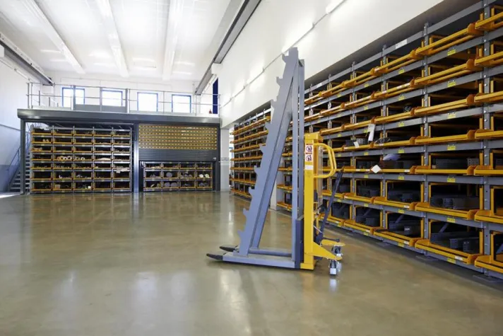 Bild: 240 Tonnen Stahl platzsparend lagern