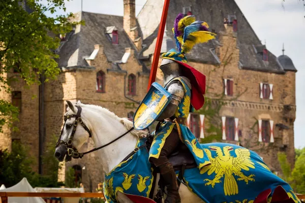 Bild: Ritterfestspiele auf Burg Satzvey an Pfingsten 2024