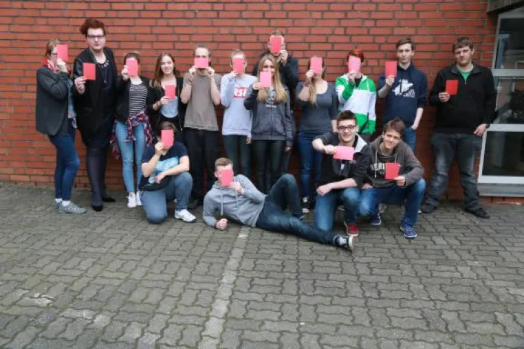 „Sozialistische Jugend in NRW zeigt Homo- und Trans*phobie die #RoteKarte!“ Bild: „Sozialistische Jugend in NRW zeigt Homo- und Trans*phobie die #RoteKarte!“