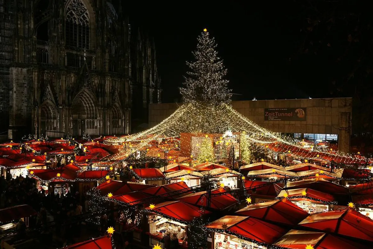 Weihnachtsmarkt mit gigantischen Sternenlichterzelt