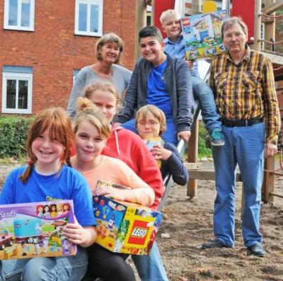 Mitarbeiter spenden für Lübecker Grundschule Bild: Mitarbeiter spenden für Lübecker Grundschule