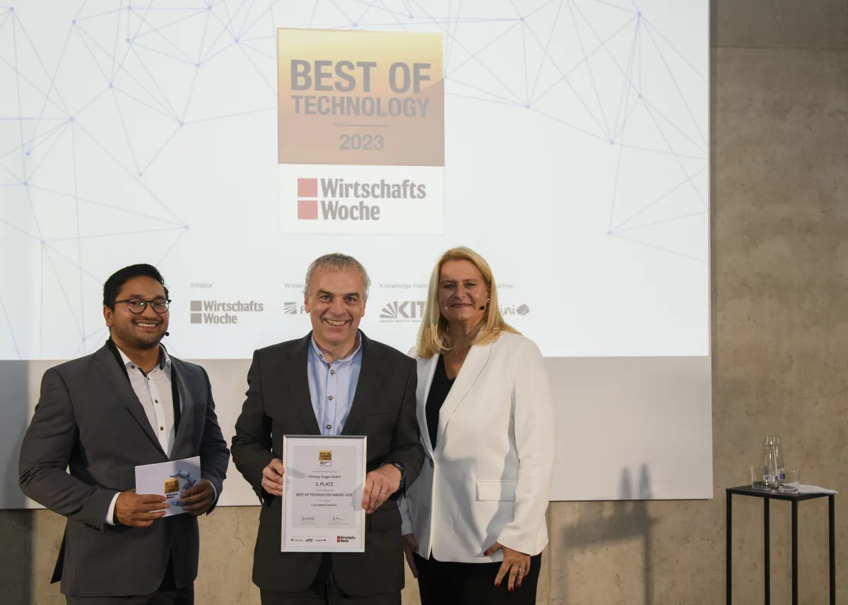 Preisverleihung an CEO Jürgen Vollmer durch Vertreter vom Fraunhofer und Handelsblatt