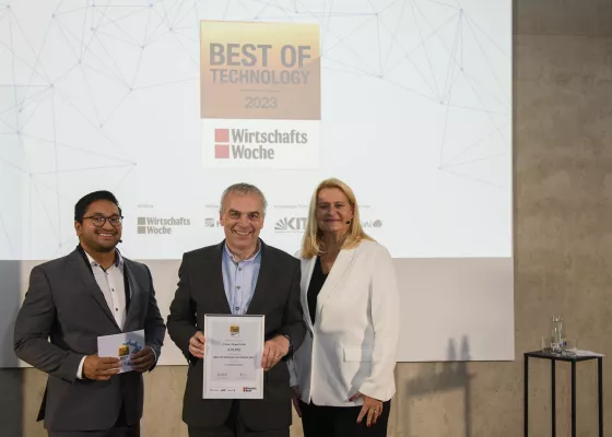 Bild: Primary Target GmbH auf dem Siegertreppchen des  Cyber Security - Best of Technology Award