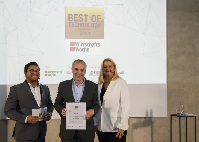 Bild: Primary Target GmbH auf dem Siegertreppchen des  Cyber Security - Best of Technology Award