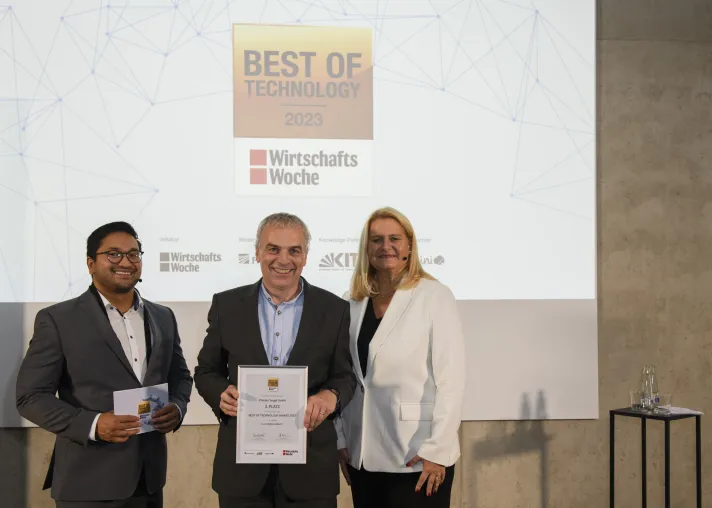 Bild: Primary Target GmbH auf dem Siegertreppchen des  Cyber Security - Best of Technology Award