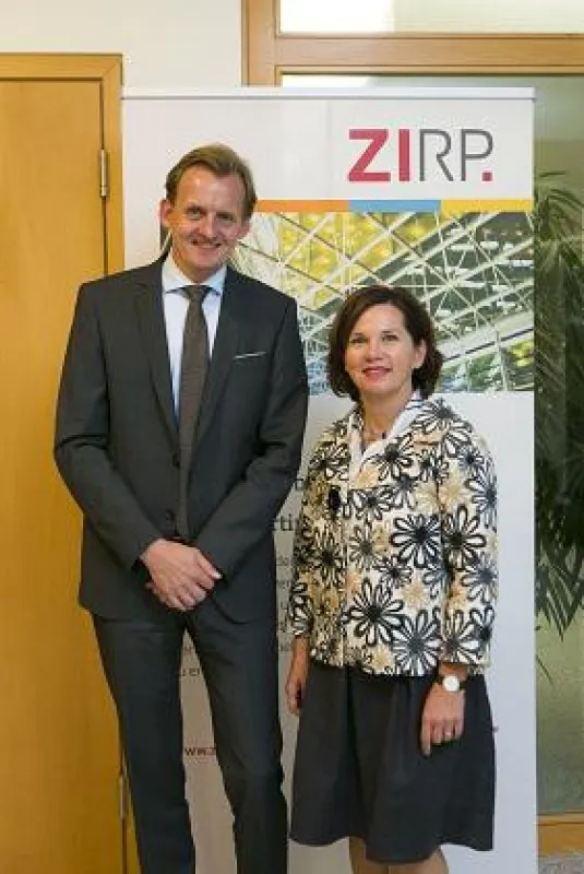 SmartFactoryKL-Geschäftsführer Rüdiger Dabelow und ZIRP-Vorstandsvorsitzende Heike Arend. Foto: ZIRP / S. Groß