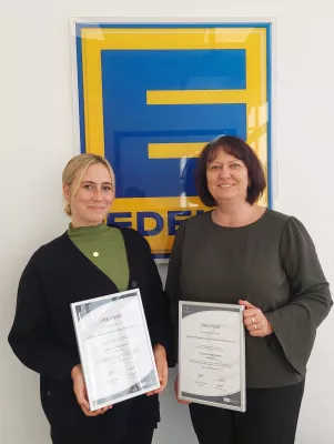 Bild: EDEKA Nordbayern-Sachsen-Thüringen Stiftung & Co. KG als „Gesunder Arbeitgeber 2022/23“ ausgezeichnet