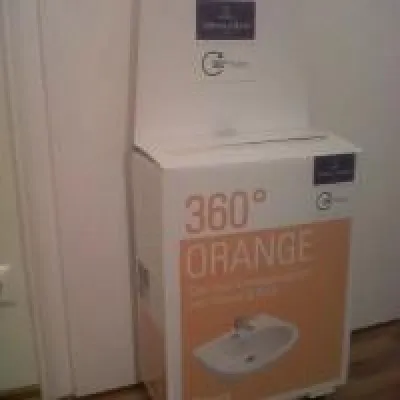 Bild: Villeroy & Boch verpackt Waschbecken in Go-Trolley Messetrolleys