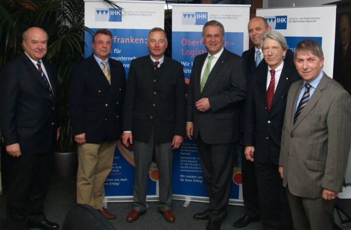 Kamen zum Meinungsaustausch zusammen: StM Herrmann (Mitte) mit IHK-Präsident Dr. Wolfgang Wagner (3.v.l.), IHK-Vizepräsidenten August Wagner (rechts) und Heribert Trunk (3.v.r.), Vorsitzende der Indus