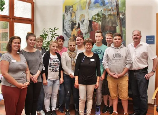 Bild: Seniorenzentrum St. Franziskus Saarburg begrüßt 8 neue Azubis