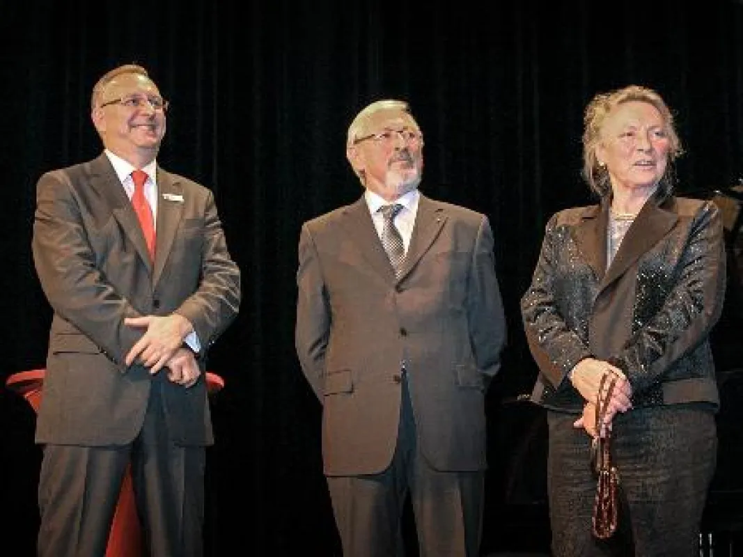 (Foto: hl-studios, Erlangen) v.l.: Hans Wölfel, Sparkasse Fürth, mit Dietmar und Margit Rothe