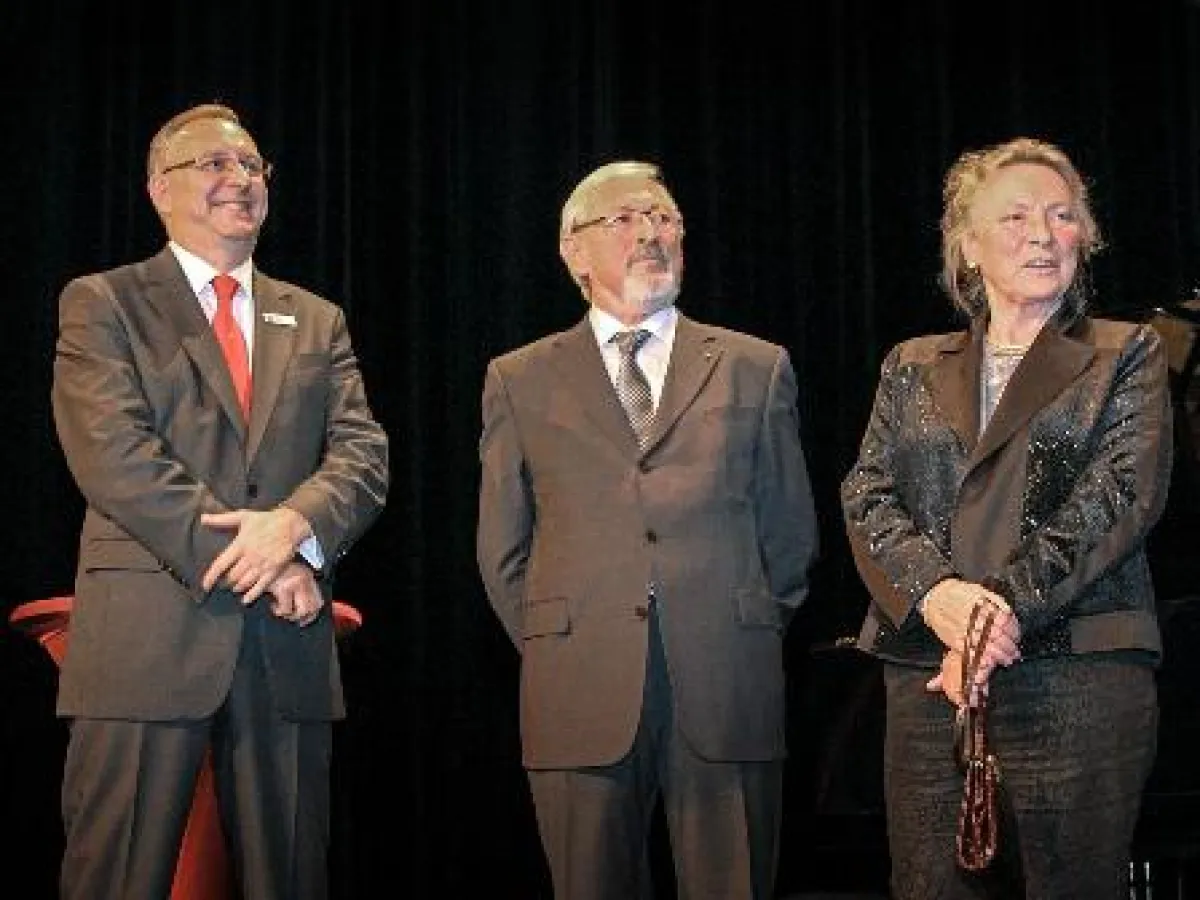 (Foto: hl-studios, Erlangen) v.l.: Hans Wölfel, Sparkasse Fürth, mit Dietmar und Margit Rothe