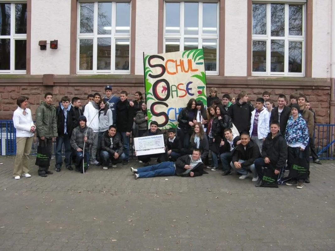 Freude über den 3. Platz: Schüler und Schülerinnen der Brüder-Grimm-Schule in Frankfurt am Main