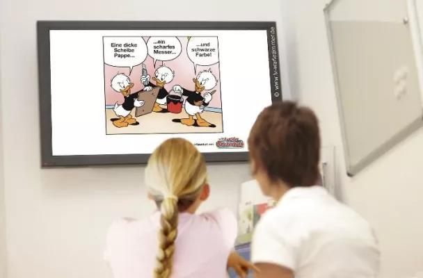 Bild: Donald Duck unterhält kleine Patienten
