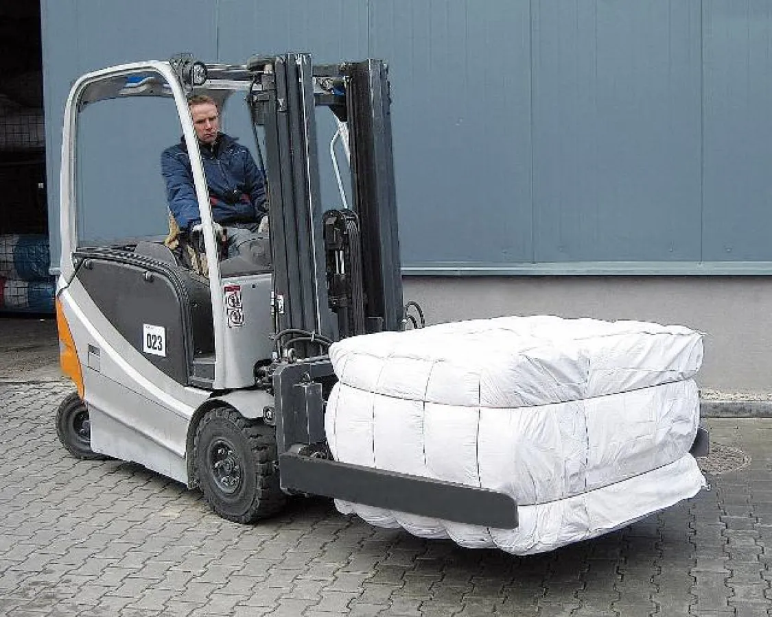 Drehgabelklammer im 90°-Einsatz zur Aufnahme von Ballen, in 0°-Stellung für normale Gabelarbeiten