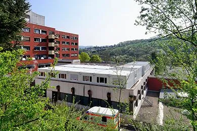 Auf’s Dach gesetzt - Container schaffen Platz für Umzug der Verwaltung Bild: Auf’s Dach gesetzt - Container schaffen Platz für Umzug der Verwaltung