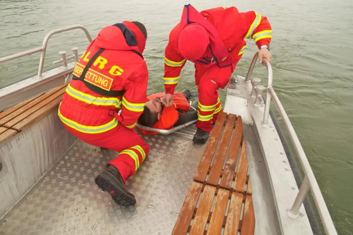 Ehrenamtler im Einsatz hier als Rettungskräfte bei der DLRG.
