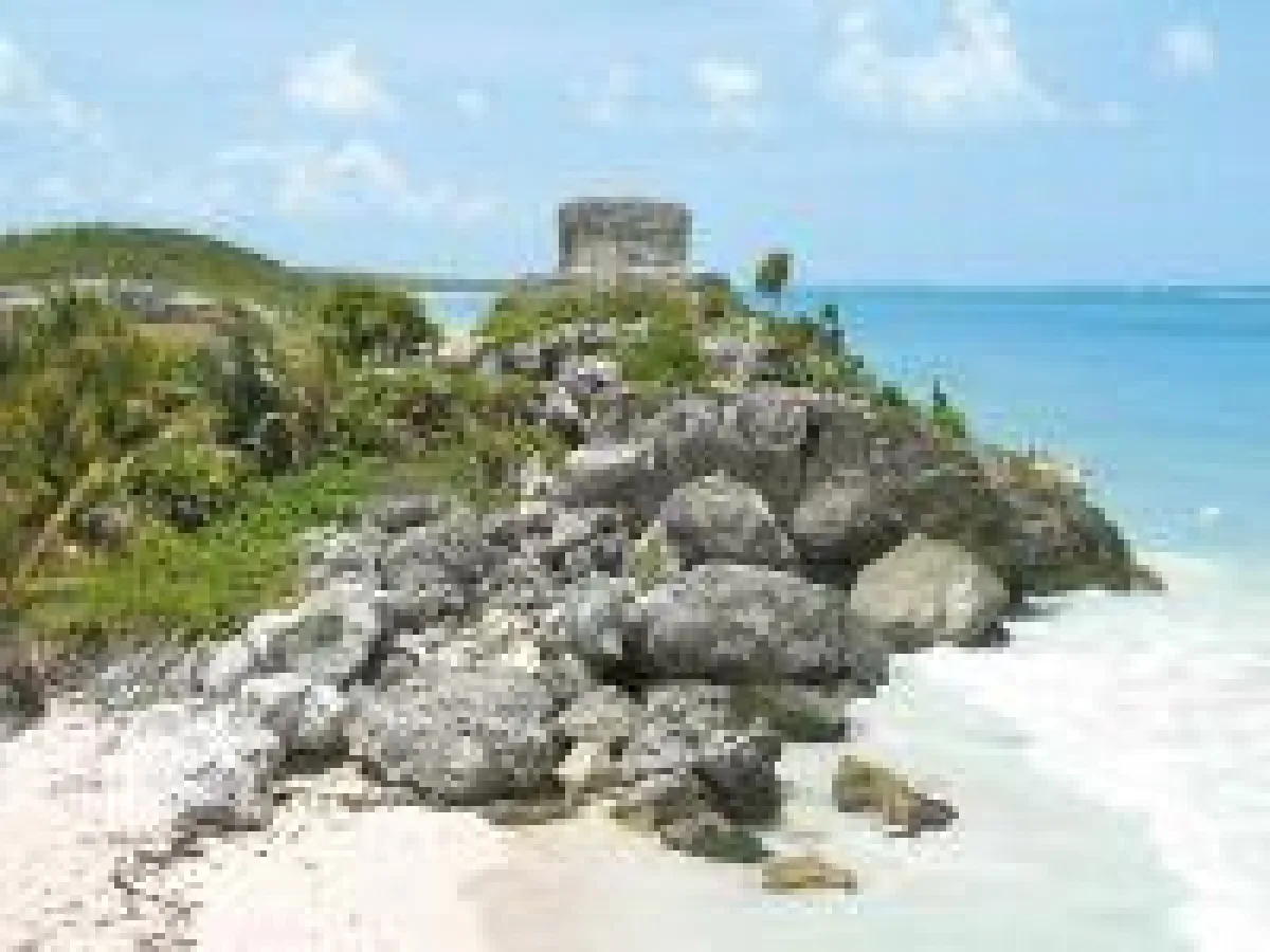 BU: Maya-Festung Tulum, Foto: Wikinger Reisen. Abdruck honorarfrei, bitte nur mit Quellenangabe. Foto senden wir gern in hoher Auflösung zu. Bitte per Mail bei der Pressestelle anfordern.