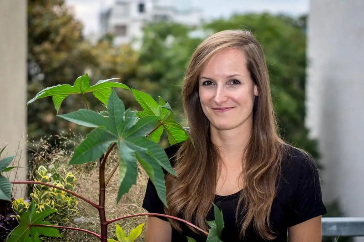 Jasmin Taubenschmid, PhD student at IMBA and first author of the study with a ricin plant ((c)privat)