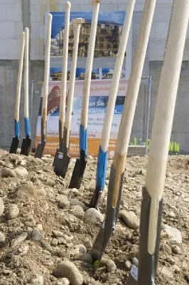 Bild: Hülskötter & Partner expandieren: Spatenstich des neuen Seminarzentrums am 15. April 2011