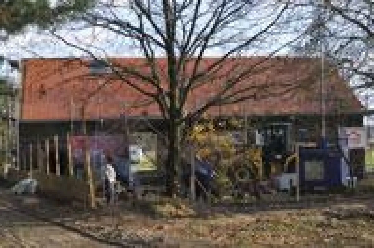 Nach 96 Stunden harter Arbeit ist die Scheune in Liebenwalde mit 4.500 Dach-Steinen neu eingedeckt. Foto: Stephanie Fedders