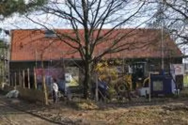 Bild: Kinder freuen sich über 4.500 neue dach - steine