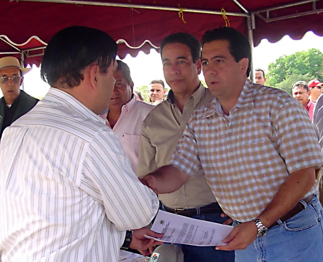 Martín Torrijos, Präsident von Panama, überreicht den Auftrag