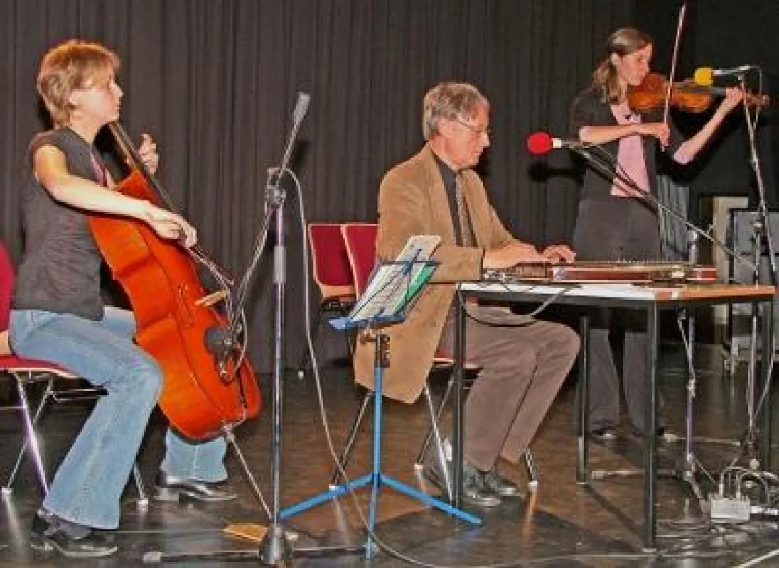 Kathrin Lauer (Cello), Eckhard Lauer (Zither) und Tabea Best (Violine)