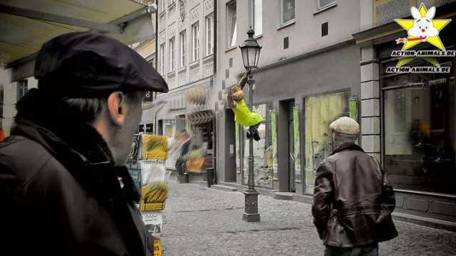 Bild: Guerilla Marketing im Tierkostüm