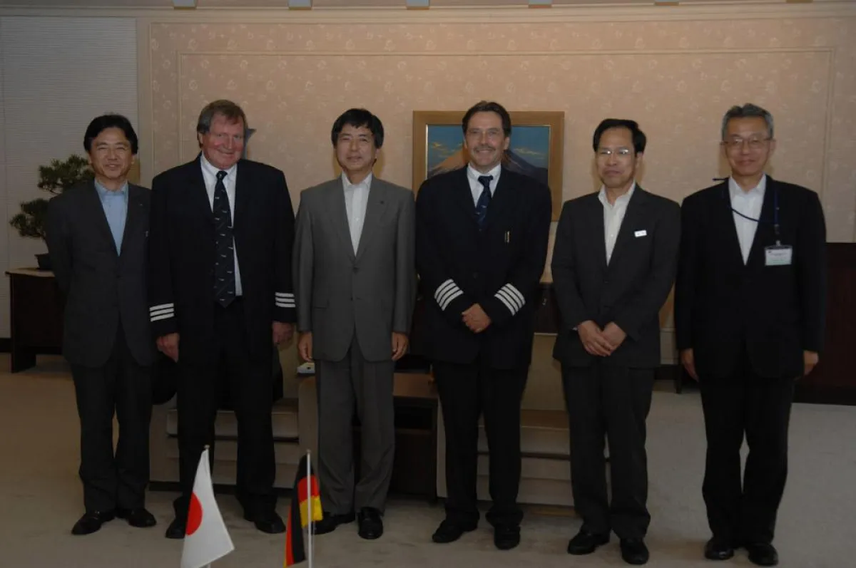 Die beiden Piloten Uwe Thomas Carstensen (3. v. r.) und Hans Christian Albersten mit dem Deputy Mayor Yoshihiko Miyake