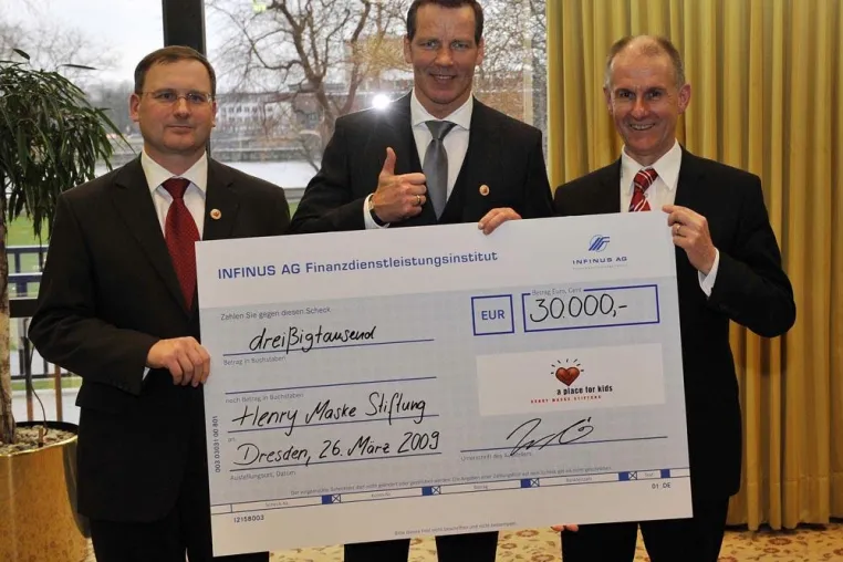 Bild: INFINUS AG übergab Spende an Henry Maske