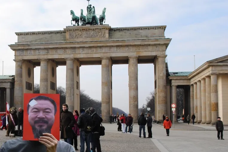 Bild: Ai Weiwei am Berliner Alexanderplatz
