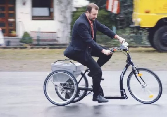 Neigedreirad "Liberta": Stabile Kurvenfahrten wie auf zwei Rädern Bild: Neigedreirad "Liberta": Stabile Kurvenfahrten wie auf zwei Rädern