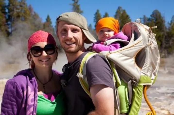 Bild: We love kids stellt das junge Elternpaar ins Zentrum