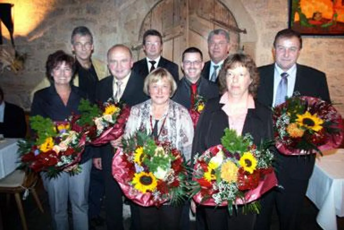 von links: Lydia Lechner, Friedrich Göß, Elfriede Eisenbeiß, Helmut Geuder, Sabine Meyer und Gerhard Billenstein heißen die Geehrten (Foto: VR Bank)