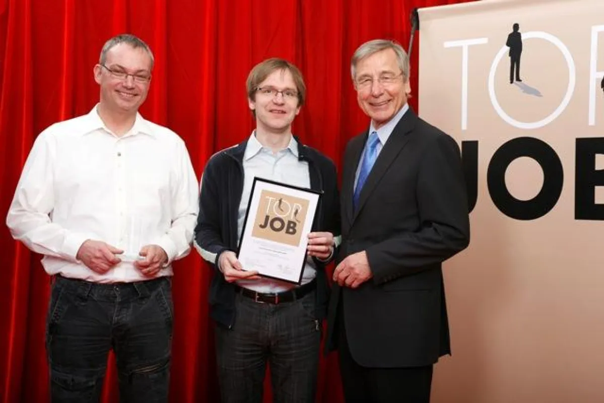 Wolfgang Clement überreichte den Preis an oose-Geschäftsführer Christian Weiss (links) und Bernd Oestereich (Mitte)