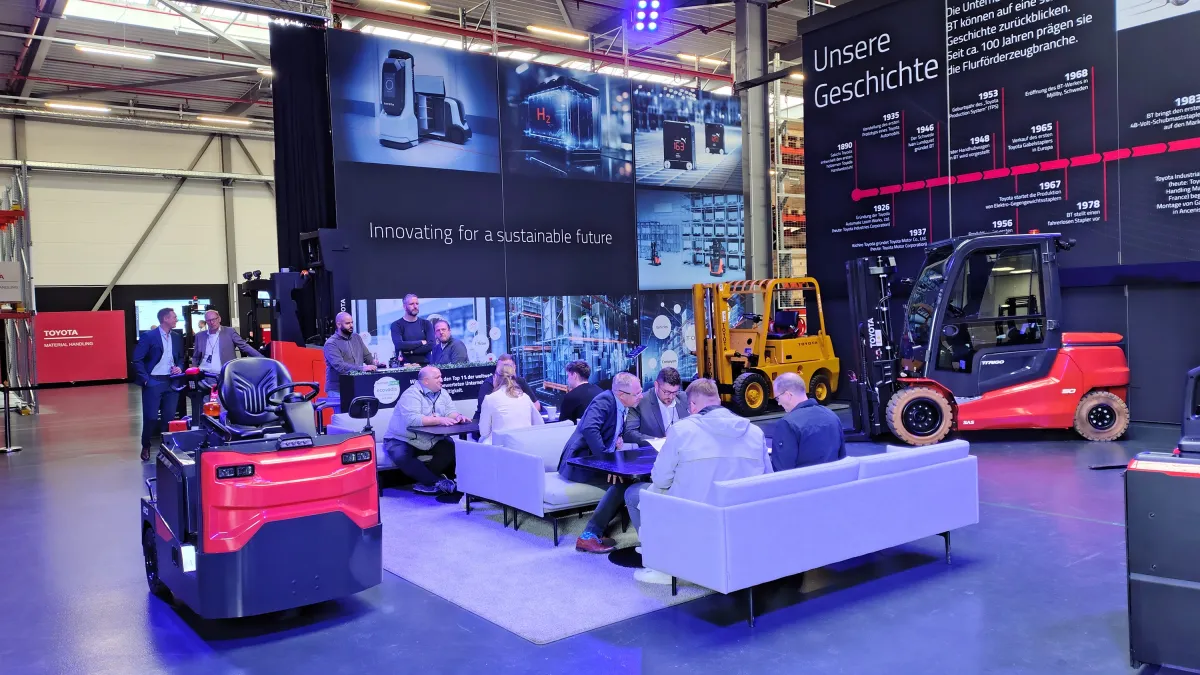 Der persönliche Austausch stand beim Toyota open House im Vordergrund. (© Toyota Material Handling Deutschland GmbH)