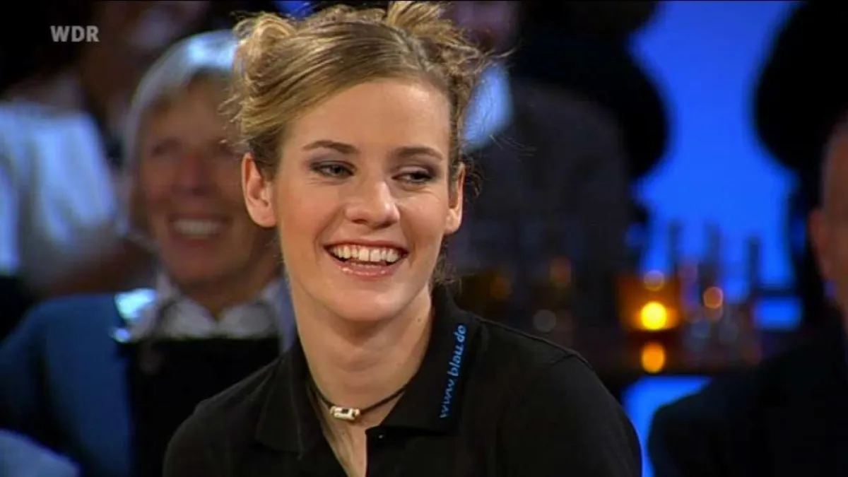 Simone Laudehr mit blau.de-Shirt im WDR 