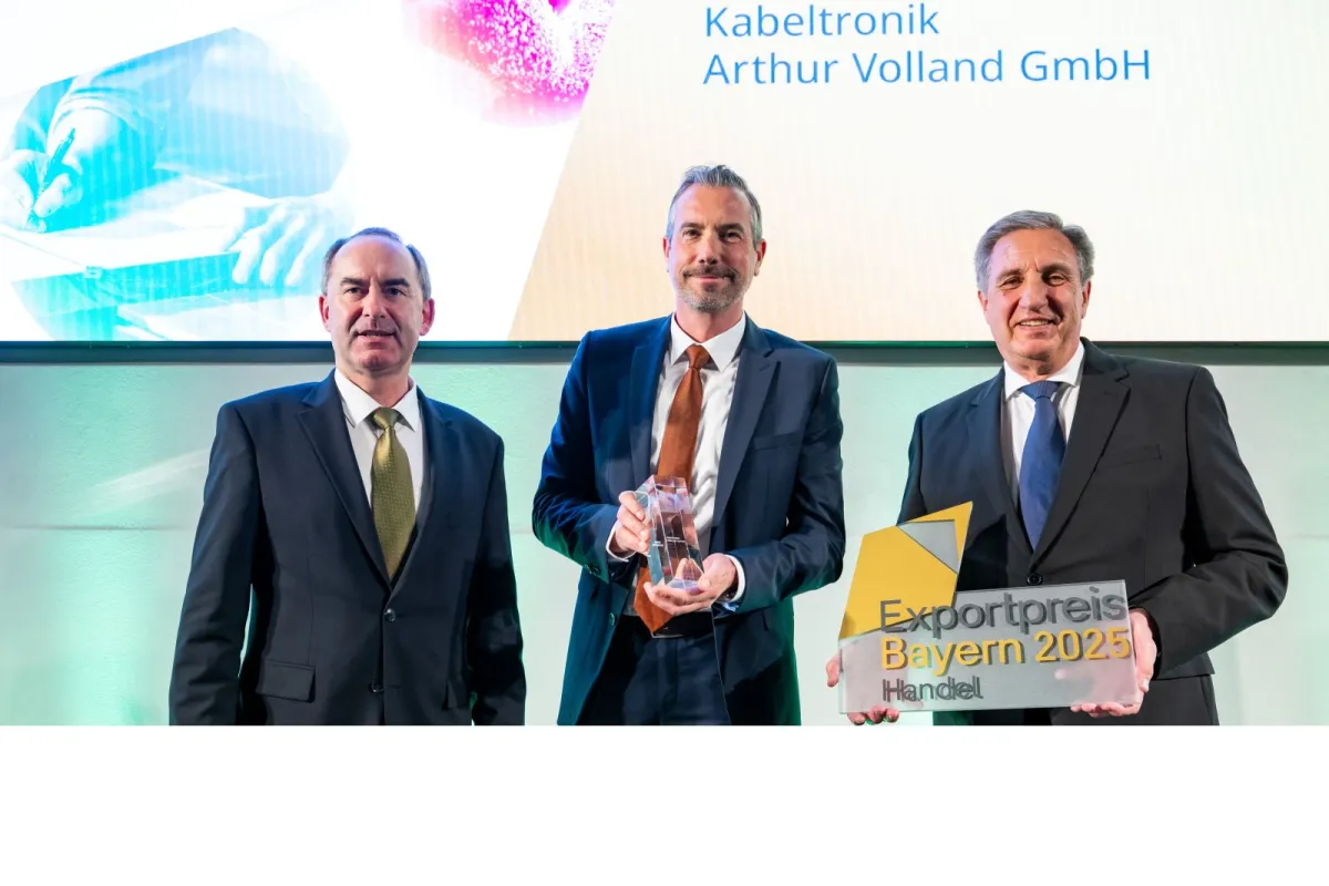 Wirtschaftsminister Hubert Aiwanger, Geschäftsführer Oliver Heberling, Laudator Michael Zink vlnr (© Lennart Preiss Fotograf)