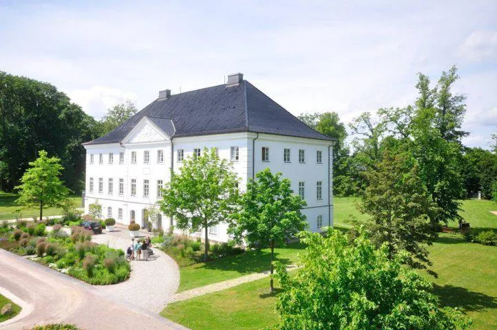 Das Pfingst-Angebot im schlossgut gross schwansee bietet Lifestyle inmitten der Natur an der Ostsee Bild: Das Pfingst-Angebot im schlossgut gross schwansee bietet Lifestyle inmitten der Natur an der Ostsee