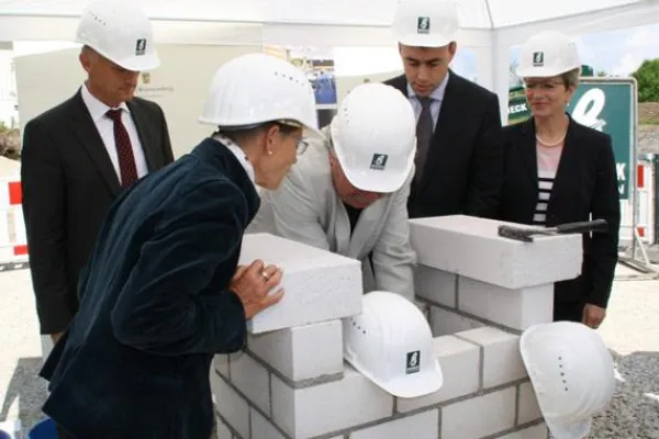 Bild: Der Grundstein ist gelegt: Offizieller Startschuss für Gebäude 16