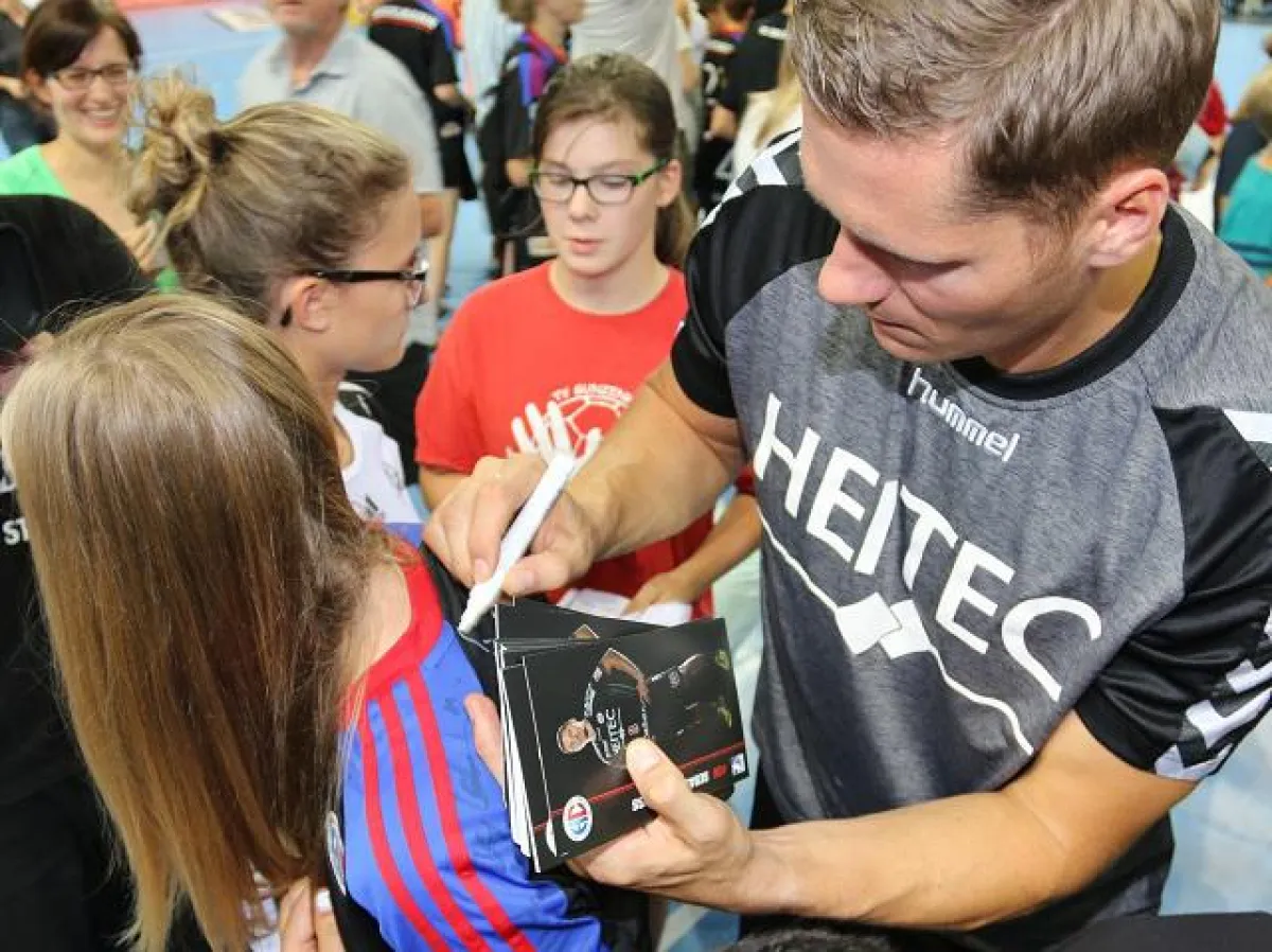 (Foto: hl-studios, Erlangen): Begehrte Autogramme des HC Erlangen (Sebastian Preiß) nach dem Spiel