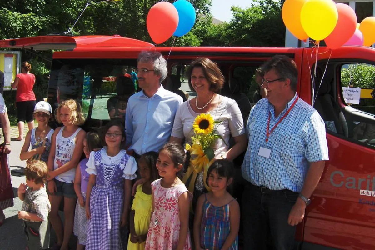 V.l.n.r. Caritas Vorstand Wolfgang Obermair, BM Ilse Aigner, Dorfleiter Wolfgang Hodbod