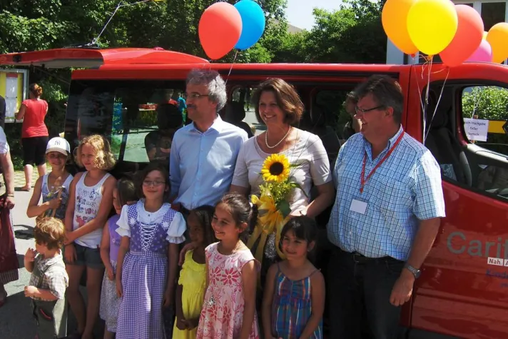 Bild: Ilse Aigner bringt Bus zum 40. Geburtstag