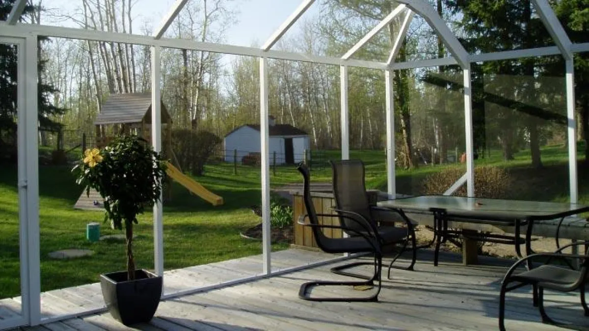 Es fühlt sich an wie draußen, aber man sitzt so ungestört wie im Wintergarten: Statt Glas schützt eine luftdurchlässige Gewebemembran vor Sonne, Wind, Pollen und Insekten.