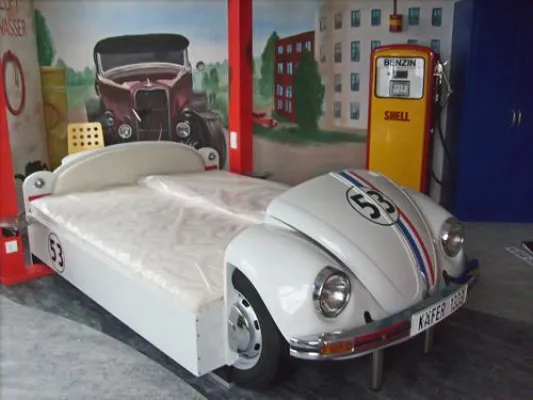 Bild: Käfer im Schlafzimmer – TV im Benz: Hingucker Automöbel