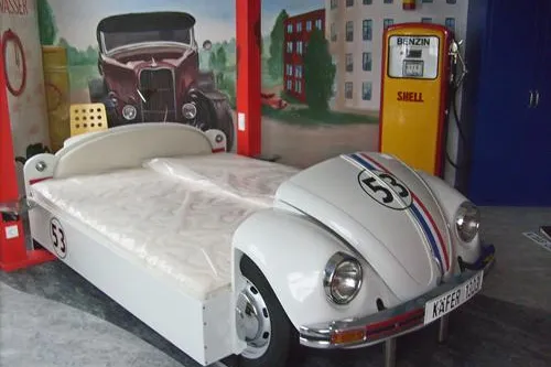 Bild: Käfer im Schlafzimmer – TV im Benz: Hingucker Automöbel