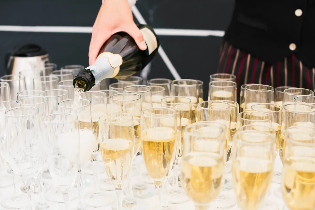 Lanson und Gerards-Selection wollen die Champagner Gläser wieder füllen (© freepic)