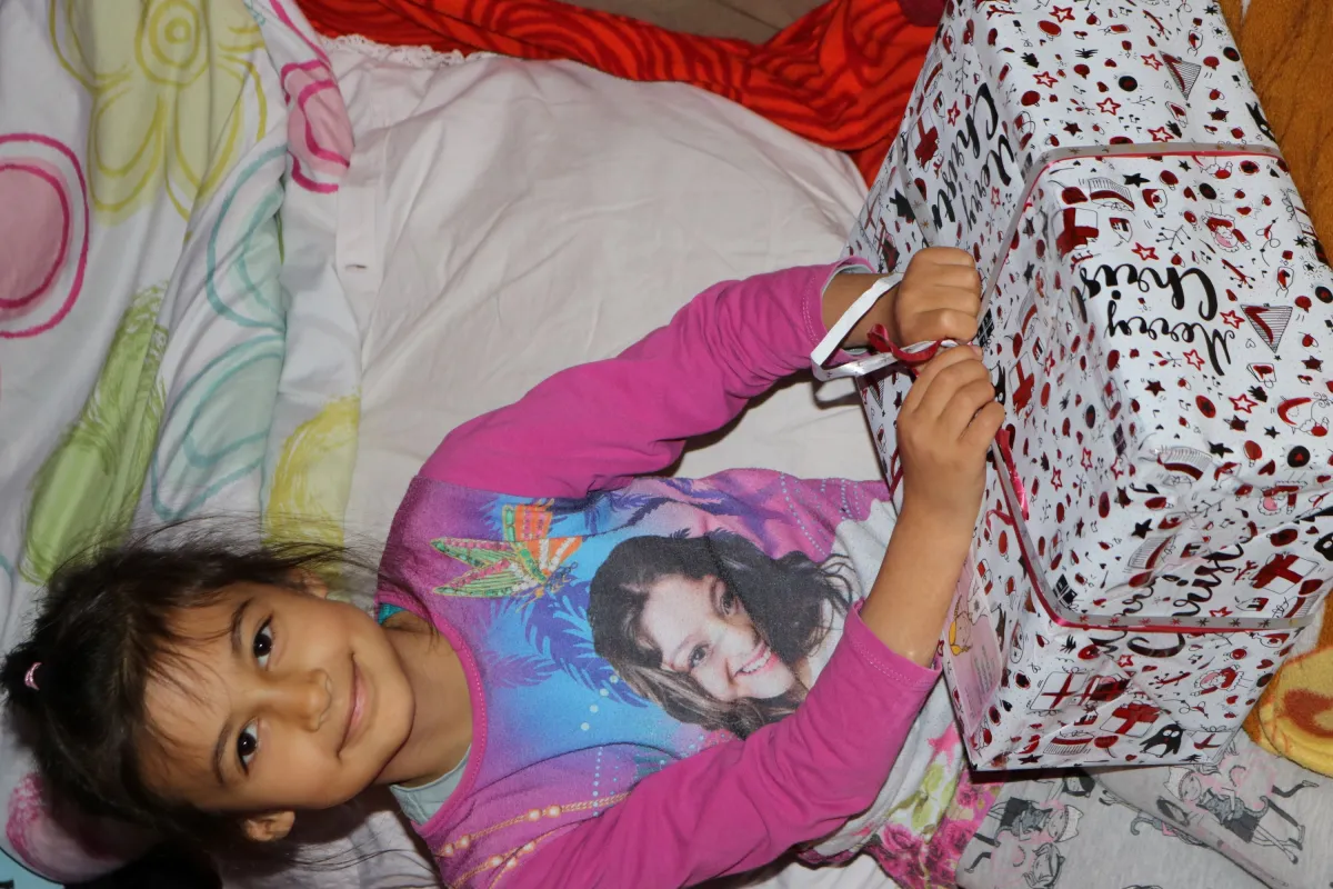 Ein Mädchen in Rumänien freut sich über ihr Weihnachtspäckchen (© Stiftung Kinderzukunft)