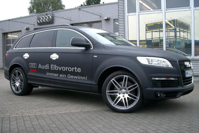 Bild: Audi Q7 - Einzigartige Oberflächenveredelung in Carbon für das Audi Zentrum Hamburg